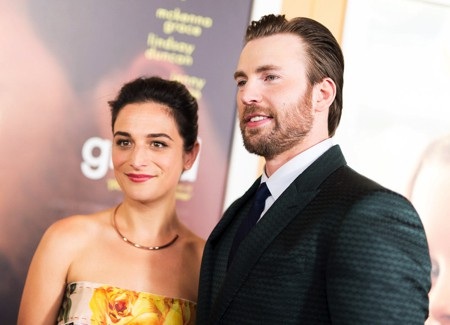 Những mối tình "tan hợp" của các sao nổi tiếng - 2 Chris Evans và Jenny Slate lần đầu công khai hẹn hò vào tháng 5/2016. Dù vậy, mối tình này chỉ kéo dài được nửa năm thì đã vội đứt đoạn vào tháng 2/2017. Tuy nhiên, điều kịch tính nhất là hai ngôi sao đã “yêu lại từ đầu” rồi lại “chia tay lại từ đầu” thêm một lần nữa vào đầu năm nay.