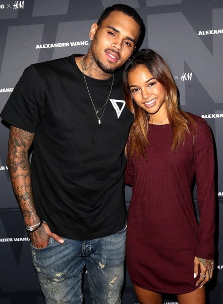 Những mối tình "tan hợp" của các sao nổi tiếng - 3 Sau một năm hẹn hò Karrueche Tran, Chris Brown bất ngờ cho biết mình đã độc thân và muốn tập trung cho sự nghiệp. Tuy nhiên, mới được nửa năm hai ngôi sao đã tái hợp. Mối tình “gương vỡ” này chưa kịp lành lại hoàn toàn thì đã tan tác vì Karrueche Tran phát hiện ra Chris Brown có con rơi ngay trong thời gian cả hai đang yêu nhau.