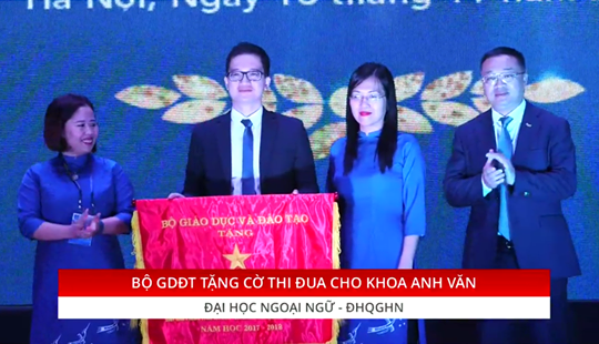 Khoa Anh Văn- Trường ĐHNN- ĐHQG Hà Nội kỷ niệm 60 năm thành lập - 2 TS Đỗ Tuấn Minh, Hiệu trưởng nhà trường trao cờ thi đua của Bộ GD&ĐT cho đại diện của các khoa.