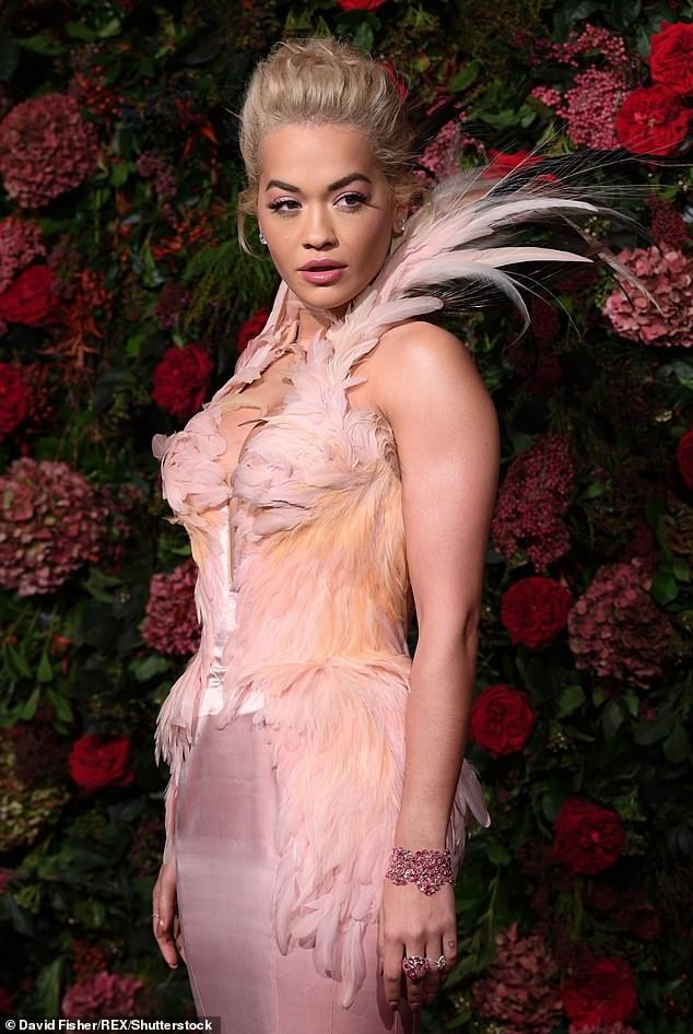 
Rita Ora khoe ngực đầy đặn với cổ áo xẻ sâu
