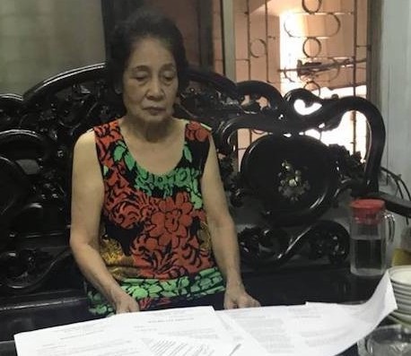 
Cụ bà 75 tuổi đã cạn hết nước mắt và vẫn chưa biết bao giờ được chạm tay vào cuốn sổ đỏ hợp pháp của mình.
