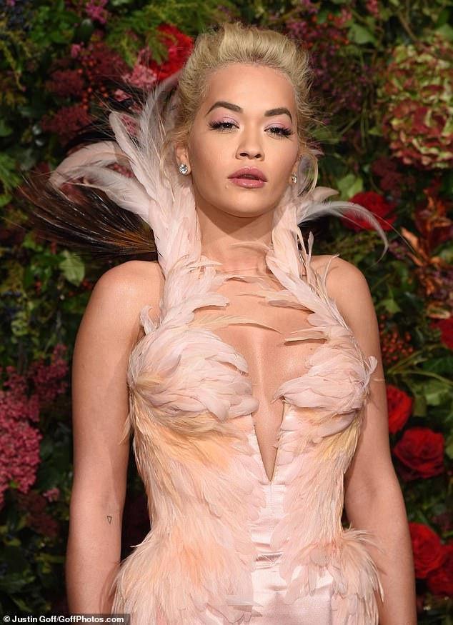 
Nữ ca sỹ xinh đẹp vừa trình diễn tại show nội y đình đám Victorias Secret
