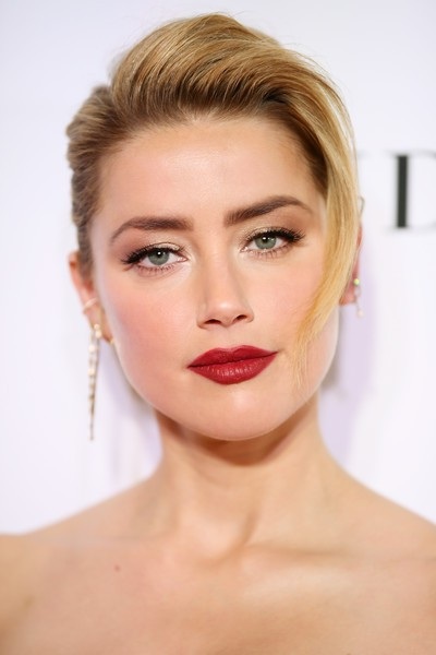 Amber Heard mặc hở cũng không đẹp - 6
Trước đó nữ diễn viên khoe nhan sắc lộng lẫy tại lễ trao giải do tạp chí Glamour tổ chức tại New York