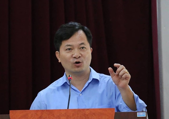 Cử tri bức xúc vì liên tục bị ngắt lời khi nói về vụ “xẻ thịt” rừng Sóc Sơn - 2 Ông Trương Văn Nhung - Phó Chủ tịch MTTQ huyện liên tục ngắt lời cử tri