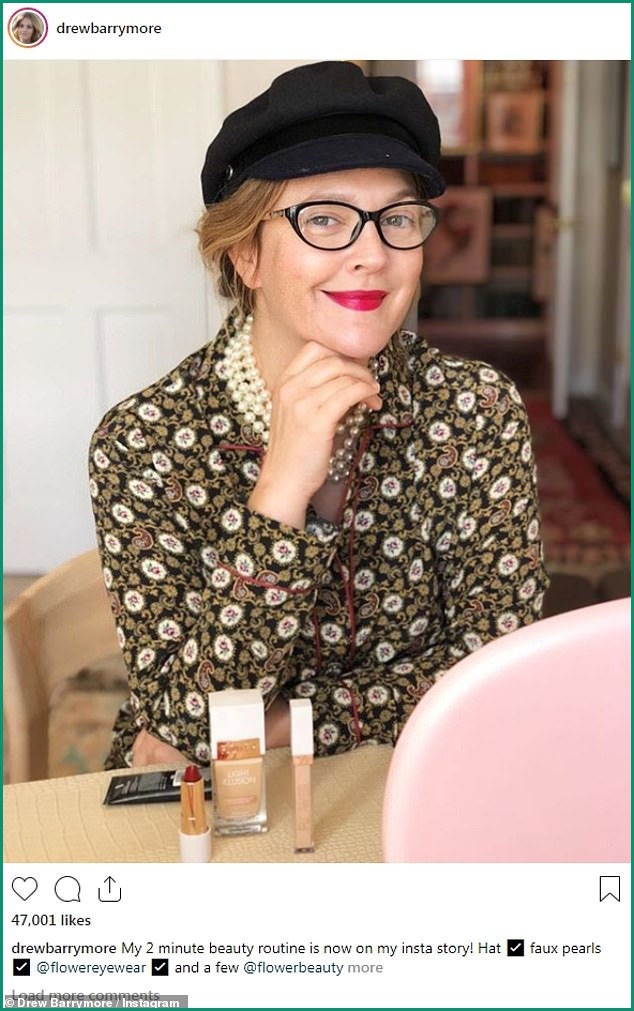 Xem “bà mẹ hai con” Drew Barrymore phục sức trong hai phút - 2 
Drew Barrymore chứng tỏ mình là một phụ nữ năng động và cũng phải vật lộn với mọi khó khăn, áp lực trong cuộc sống như bao phụ nữ bình thường khác.