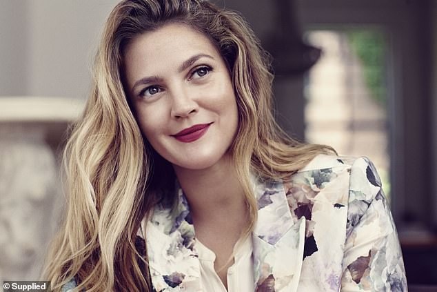 Xem “bà mẹ hai con” Drew Barrymore phục sức trong hai phút - 1 
Nữ diễn viên người Mỹ Drew Barrymore (43 tuổi)