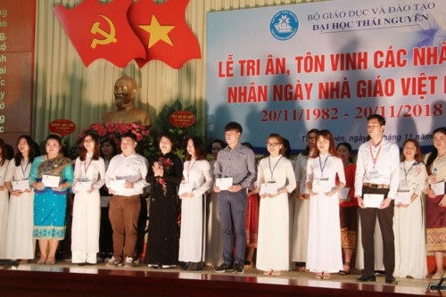 Nhiều cán bộ Đại học Thái Nguyên nhận Huân chương Lao động nhân dịp 20-11 - 2
Phó Chủ tịch nước Đặng Thị Ngọc Thịnh trao tặng học bổng cho sinh viên