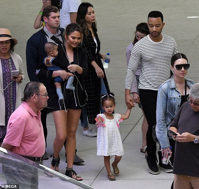 
Vợ chồng danh ca John Legend và siêu mẫu Chrissy Teigen đang có mặt tại Miami, Florida để đưa hai con đi chơi dù John hiện đang bận rộn cho tour diễn Giáng sinh năm 2018.
