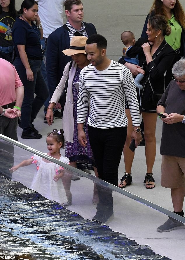 
Ngày 18/11 vừa rồi, John đưa vợ và hai con tới tham quan tại Viện bảo tàng khoa học ở Florida. Gia đình của nam danh ca được nhiều người nhận ra và hỏi thăm. John nắm tay con gái nhỏ trong khi vợ anh bế cậu con trai 6 tháng tuổi trên tay.
