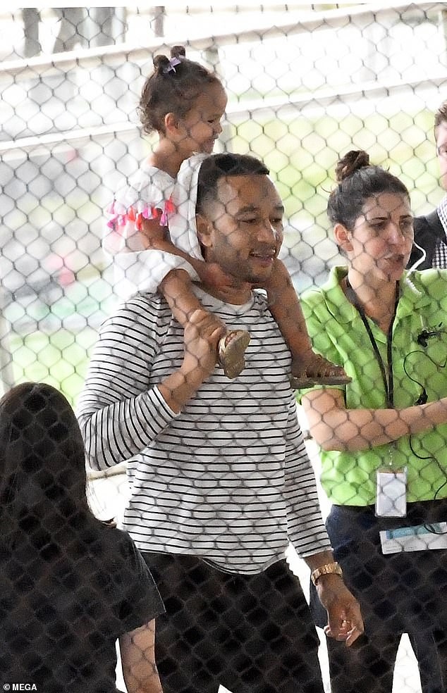 
Cô bé Luna thích thú khi được ngồi trên cổ bố và ngắm nhìn xung quanh. Luna được bố yêu chiều và cưng nựng từ khi mới chào đời.
