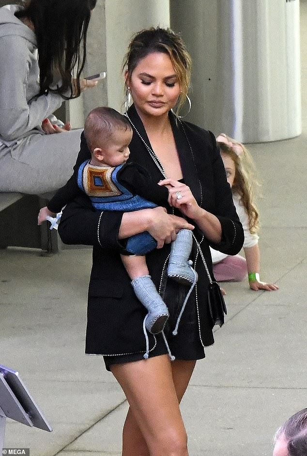 
Siêu mẫu Chrissy trông rất quyến rũ và thanh lịch. Người mẫu áo tắm một thời đã nhanh chóng lấy lại dáng vóc chỉ sau 6 tháng sinh con trai.
