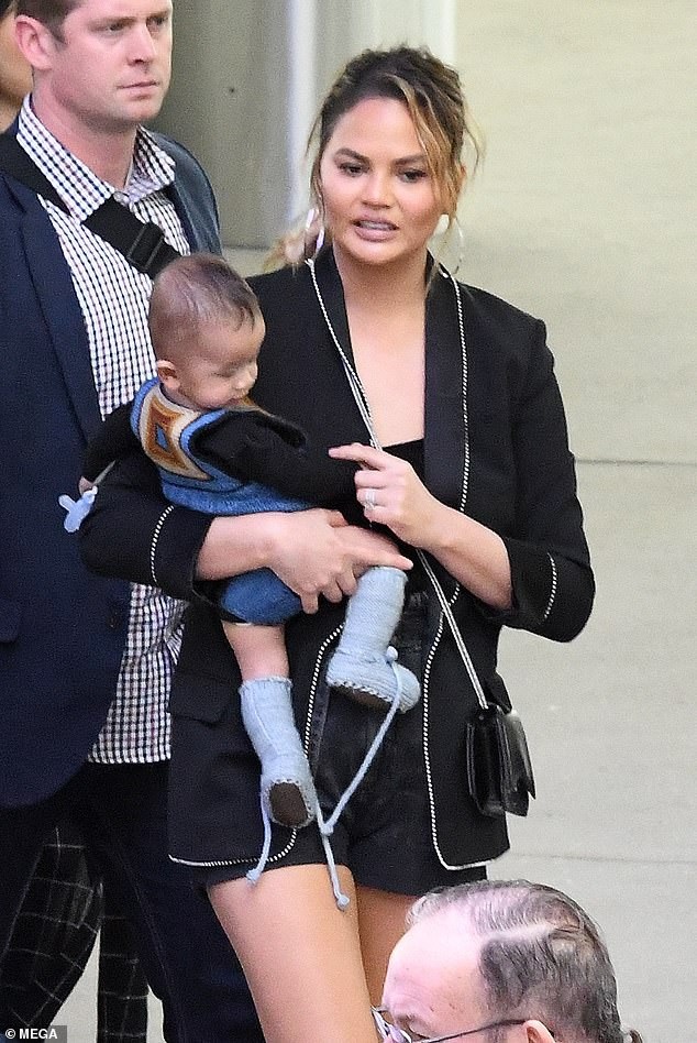 
Chrissy khoe đôi chân dài miên man. Siêu mẫu 32 tuổi từng nhiều lần thổ lộ mong muốn có thật nhiều con sau khi sinh con gái Luna.

 
