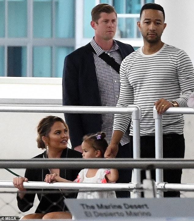 
Trước khi mang thai con trai, Chrissy đã thực hiện một bộ ảnh áo tắm và là gương mặt quảng cáo cho nhiều nhãn hiệu. Ở tuổi 32 và đã qua hai lần sinh nở, Chrissy vẫn rất lôi cuốn và gợi cảm.
