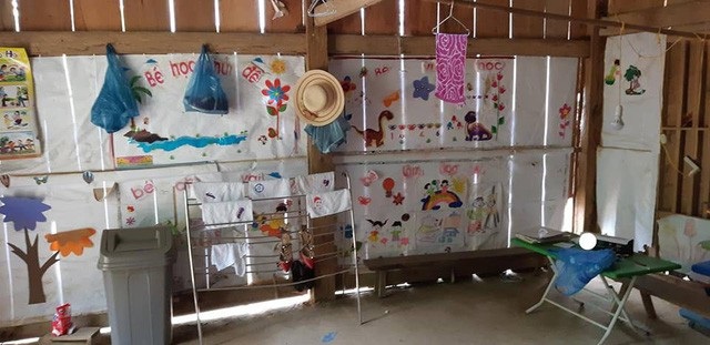 Niềm vui của cô giáo vùng cao trên những công trình phòng học mang tên Dân trí - 4
Không có sóng điện thoại, không có điện, không có nước, phòng học kiêm luôn nhà công vụ không cản được tình yêu thương của cô giáo với học trò