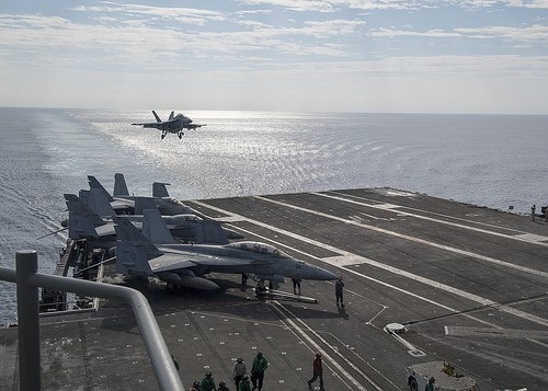 Cận cảnh hai tàu sân bay Mỹ phô diễn sức mạnh ở vùng biển Philippines - 3
Phó Đô đốc Hạm đội 7 của Hải quân Mỹ Phil Sawyer cho biết: Việc tăng cường sự hiện diện của hai biên đội tàu sân bay trong khu vực thể hiện cam kết của Mỹ đối với một khu vực Ấn Độ Dương-Thái Bình Dương tự do và rộng mở. Giống hàng chục năm qua, Mỹ sẽ tiếp tục cung cấp an ninh theo cách đó nhằm thúc đẩy ổn định và thịnh vượng ở khu vực. (Ảnh: Us Navy)