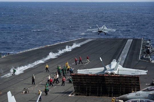 Cận cảnh hai tàu sân bay Mỹ phô diễn sức mạnh ở vùng biển Philippines - 6
Thậm chí năm ngoái, bộ 3 tàu sân bay của Mỹ gồm USS Nimitz, USS Ronald Reagan và USS Theodore Roosevelt đã tiến hành một cuộc diễn tập chung ở Tây Thái Bình Dương. (Ảnh: US Navy)