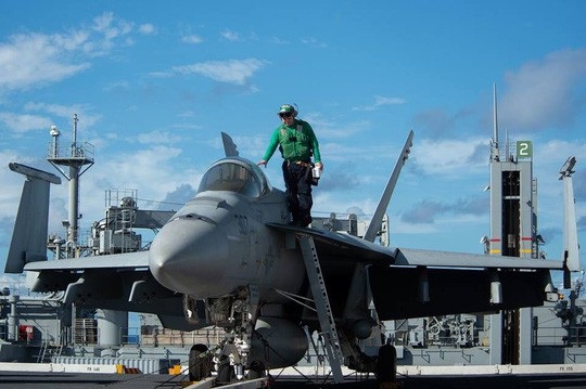 Cận cảnh hai tàu sân bay Mỹ phô diễn sức mạnh ở vùng biển Philippines - 2
Tổng cộng hai biên đội tác chiến này gồm 2 tàu sân bay, 10 tàu hỗ trợ, 150 máy bay chiến đấu và khoảng 12.600 quân nhân. (Ảnh: US Navy)