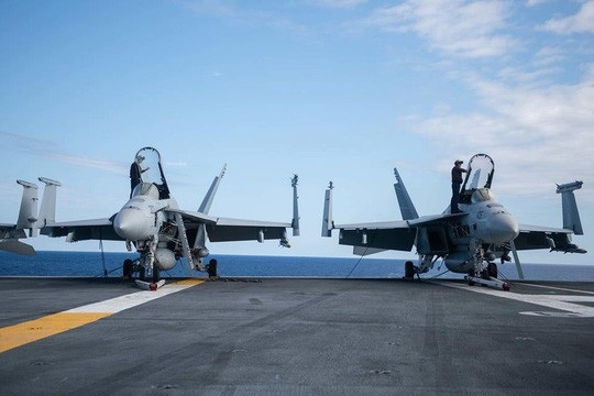 Cận cảnh hai tàu sân bay Mỹ phô diễn sức mạnh ở vùng biển Philippines - 4
(Ảnh: US Navy)