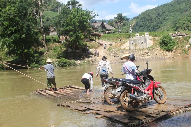 Niềm vui của cô giáo vùng cao trên những công trình phòng học mang tên Dân trí - 11
Hoặc là vượt sông trên những chiếc bè tạm hết sức nguy hiểm