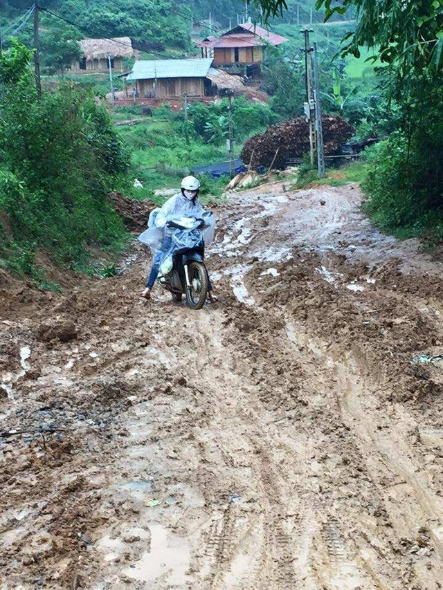Niềm vui của cô giáo vùng cao trên những công trình phòng học mang tên Dân trí - 10
Đường đến trường dạy học của giáo viên trường mầm non Phong Dụ Thượng (xã Phong Dụ Thượng, huyện Văn Yên, tỉnh Yên Bái) phải vượt qua những con đường lầy lội, trơn trượt
