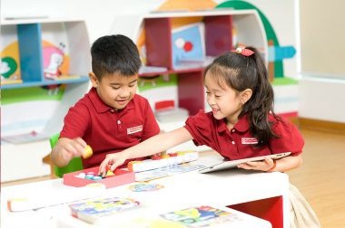 Trẻ bị “bủa vây” bởi áp lực từ phụ huynh - 2 Phụ huynh đang ít có thời gian cho con trẻ (Ảnh: Minh họa).