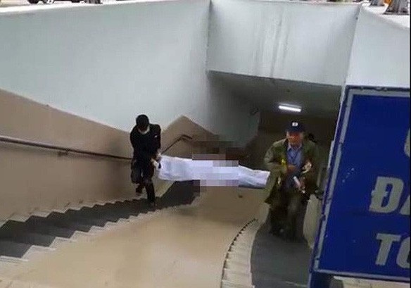 Phát hiện thi thể người đàn ông dưới hầm Kim Liên - 1 Lực lượng chức năng đưa thi thể người đàn ông từ hầm chui Kim Liên ra ngoài (Ảnh: CH)