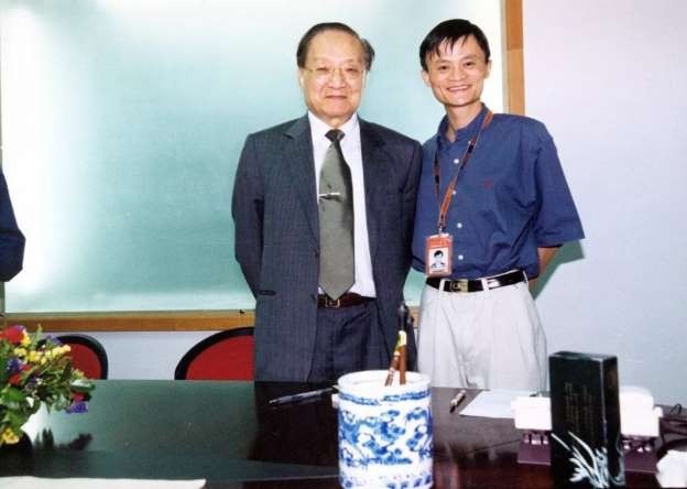 Tỷ phú Mã Vân: “Nếu không có Kim Dung, sẽ không có Mã Vân và Alibaba” - 1
Nhà văn Kim Dung (trái) và tỷ phú Mã Vân (phải)