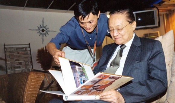 Tỷ phú Mã Vân: “Nếu không có Kim Dung, sẽ không có Mã Vân và Alibaba” - 3
Nhà văn Kim Dung (phải) và tỷ phú Mã Vân (trái)
