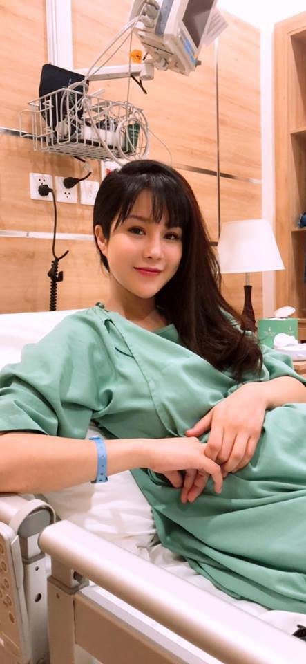 Diệp Lâm Anh đã sinh con đầu lòng, được chồng thiếu gia tặng xe tiền tỷ - 1 Diệp Lâm Anh làm việc chăm chỉ đến sát ngày sinh mới chịu nghỉ ngơi. Hôm qua người đẹp đã sinh một bé gái nặng 3kg.