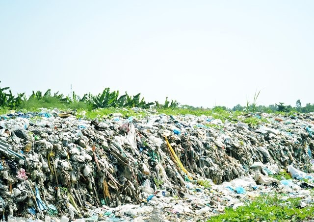 Cà Mau không đồng ý cho nhà máy xử lý rác tiếp tục ngưng hoạt động - 3 Nhà máy xử lý rác ngưng hoạt động khiến cho lượng rác ở các bãi rác tạm rất niều, gây ô nhiễm, bức xúc trong dân.