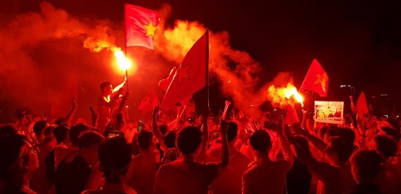 Báo Hàn Quốc choáng về CĐV Việt Nam: “Như thể họ đang dự World Cup” - 1
Không khí ăn mừng ở Việt Nam (ảnh: Hani)