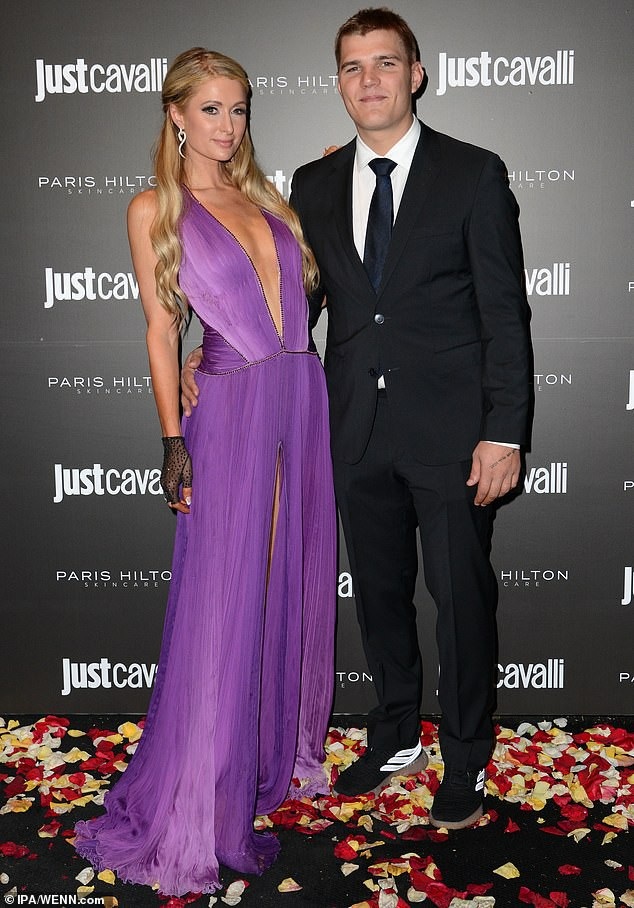 Paris Hilton chia tay bạn trai - 1
Trang JustJared mới đưa tin: Paris Hilton và Chris Zylka đã chia tay hồi đầu tháng này. Mối quan hệ của họ bắt đầu trở nên nhạt nhẽo sau khoảng hai năm bên nhau. Paris nhận ra Chris không phải là người đàn ông duy nhất phù hợp và mọi chuyện giữa họ đã diễn ra quá nhanh. Paris hy vọng cả hai có thể vẫn là bạn bè và mong muốn cho Zylka những điều tốt nhất.