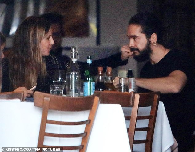 Heidi Klum đi ăn cùng bạn trai kém 16 tuổi - 2
Cặp đôi trao nhau nhiều cử chỉ tình tứ khi đi ăn trưa ở Hollywood