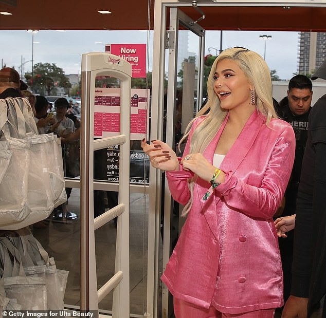 
Kylie Jenner quyến rũ với cây đồ màu hồng thanh lịch
