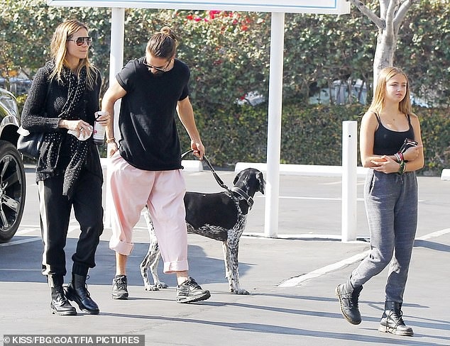 Heidi Klum đi ăn cùng bạn trai kém 16 tuổi - 4
Cả gia đình thu hút sự chú ý của thợ săn ảnh