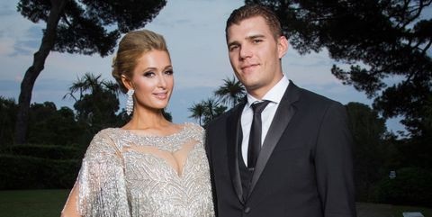 Paris Hilton chia tay bạn trai - 5
Cách đây ít tháng, khi trả lời phỏng vấn, kiều nữ tóc vàng 37 tuổi vẫn rất hào hứng khi chia sẻ về kế hoạch tổ chức đám cưới. Tôi sẽ tổ chức một đám cưới sang trọng và một bữa tiệc vui vẻ sau đó. Ngay bây giờ chúng tôi đang chọn váy cưới. Tôi đã có rất nhiều nhà thiết kế gửi qua các bản phác thảo váy cưới và khách sạn cung cấp địa điểm tổ chức hôn lễ. Vì vậy vấn đề của tôi là chọn những thứ tôi yêu thích.