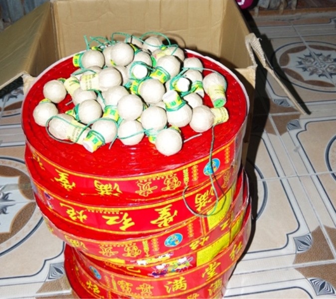 Trên đường đi bán pháo “nữ quái” bị bắt giữ - Ảnh 2. Trên đường đi bán pháo “nữ quái” bị bắt giữ - Ảnh 2.