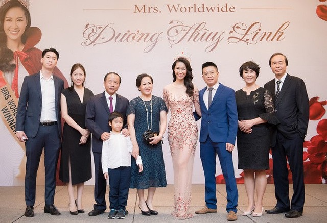 Những sao Việt gia thế “khủng”, bố mẹ là nhà giáo, giáo sư, tiến sĩ - 4 Linh đã từng được mời giảng bộ môn Kinh tế của một trường Đại học. Tuy nhiên lúc đó Linh chưa đủ đam mê, muốn có nền tảng vững chắc hơn cho gia đình nên theo đuổi kinh doanh. Nhưng có lẽ thiên hướng gia đình ngấm từ lúc nào nên lúc này Linh lại thích làm nghiên cứu. Lĩnh vực nào Linh chưa biết, nhưng Linh có thế mạnh về kinh tế - mảng có thể Linh sẽ nghiên cứu sâu hơn hoặc nghiên cứu về xã hội học, phù hợp với những hoạt động xã hội mà Linh đang theo đuổi, cô nói.