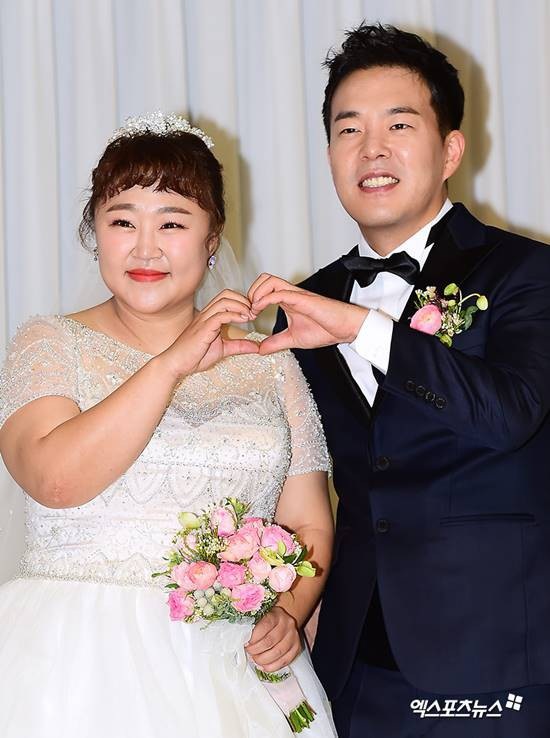 Chuyện tình cổ tích của “cô nàng xấu xí” xứ Hàn với bạn diễn điển trai - 1
Hong Yoon Hwa và Kim Min Ki đã kết hôn sau 9 năm hò hẹn.