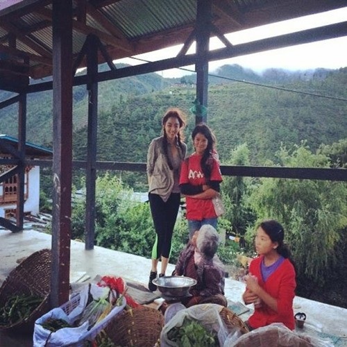 Những sao Việt gia thế “khủng”, bố mẹ là nhà giáo, giáo sư, tiến sĩ - 19 Bích Phương thường xuyên tham gia các chiến dịch từ thiện trên khắp thế giới, cô cũng thường bôn ba đến mọi miền để khám phá cuộc sống của con người và cảnh vật.