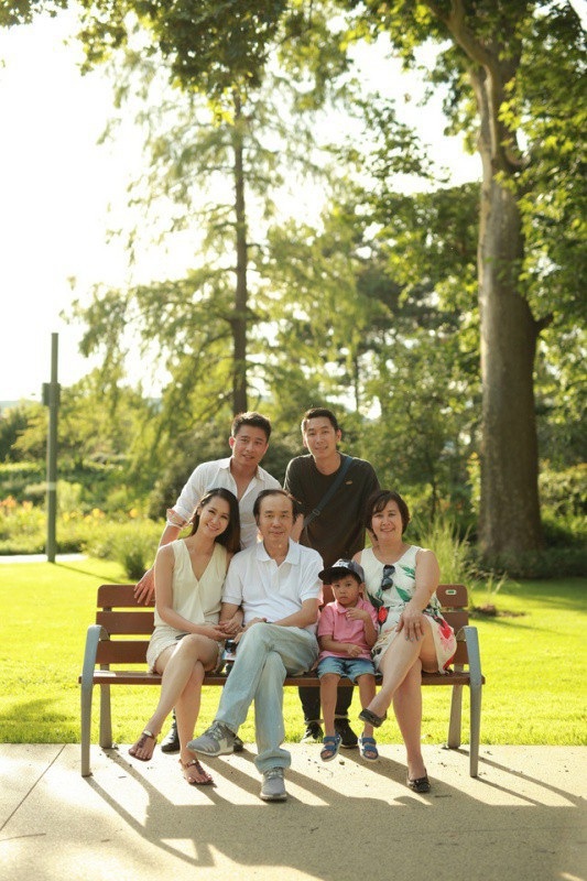 Những sao Việt gia thế “khủng”, bố mẹ là nhà giáo, giáo sư, tiến sĩ - 1 Dương Thùy Linh sinh năm 1983 tại Hà Nội trong một gia đình có nền tảng tốt. Bố cô là Phó Giáo sư Dương Đức Lân, từng học Tiến sĩ Khoa học ở Hungary sau đó về nước là giảng viên khoa Tài chính Ngân hàng tại Đại học Kinh tế Quốc dân, làm việc ở Bộ Giáo dục và Đào tạo. Trước khi về hưu với học hàm Phó Giáo sư, ông từng làm Tổng cục trưởng Tổng cục dạy nghề.