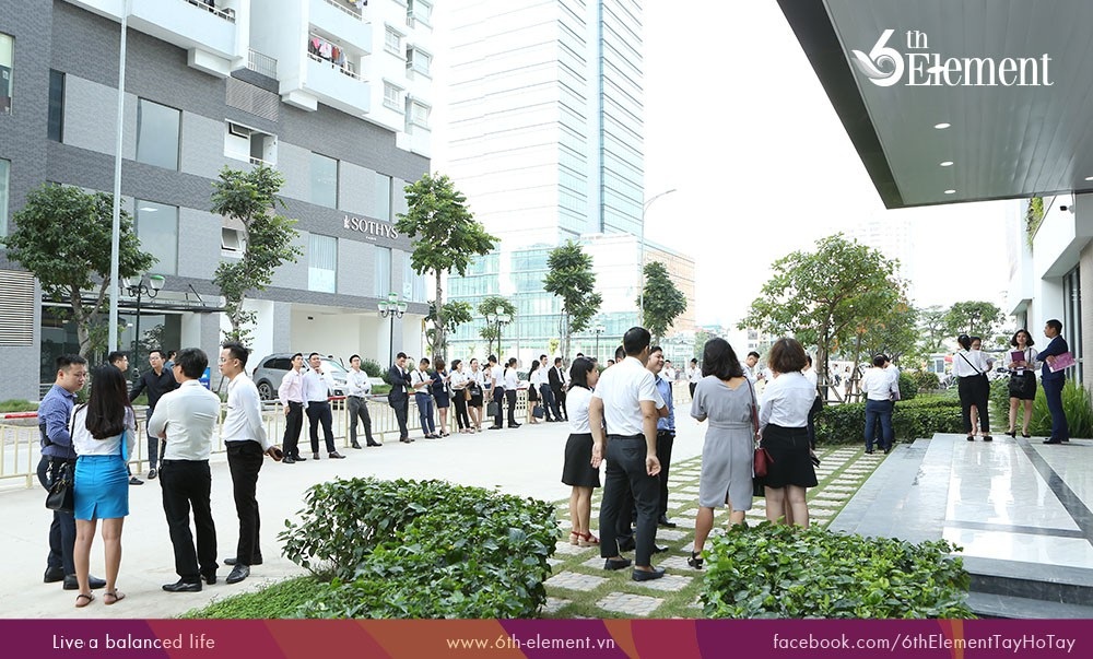 Viên kim cương Diamond - 6th Element Tây Hồ Tây bán thành công đến 50% số lượng căn hộ trong ngày đầu ra mắt - 1 Nhiều khách hàng đã háo hức đến địa điểm tổ chức từ sớm