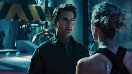 Bất ngờ với những nụ hôn ngẫu hứng trên màn ảnh - 1 Khi viết kịch bản cho “Edge of Tomorrow”, biên kịch Christopher McQuarrie đã bất lực vì không thể tìm được thời điểm nào thích hợp cho hai nhân vật chính Cage (Tom Cruise) và Rita (Emily Blunt) “khoá môi” nhau. Cuối cùng, chính nữ diễn viên Emily Blunt đã tự mình hôn tạm biệt Tom Cruise trong một cảnh quay mà không hề tuân theo kịch bản. Sau khi cảnh này được thực hiện, Emily Blunt đã giải thích ngắn gọn rằng: “Chỉ là cảm thấy nó phải thế. Nó phải như thế và tôi làm thôi”.