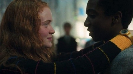 Bất ngờ với những nụ hôn ngẫu hứng trên màn ảnh - 2 Trong “Stranger things” phần 2 cũng có một nụ hôn vô cùng đặc biệt của hai diễn viên nhí Caleb McLaughlin và Sadie Sink. Tuy nhiên, nụ hôn này lại gây tranh cãi khi Sadie Sink tiết lộ rằng nó vốn dĩ không hề có trong kịch bản mà chỉ xuất phát từ một câu nói đùa của nhà sản xuất Ross Duffer rồi bỗng nhiên, đùa lại thành thật.