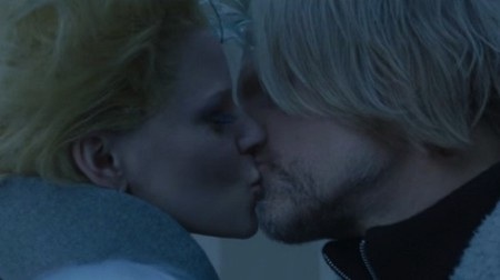 Bất ngờ với những nụ hôn ngẫu hứng trên màn ảnh - 4 Woody Harrelson cũng từng thú nhận mình đã tự ý hôn Elizabeth Banks trong phim “The hunger games: Mockingjay – part 2”: “Cô ấy đã không hề biết gì về việc tôi chuẩn bị làm. Tôi cứ thế hôn cô ấy thôi”.