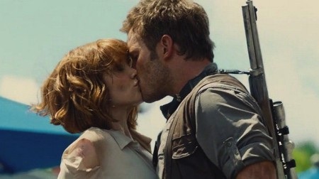Bất ngờ với những nụ hôn ngẫu hứng trên màn ảnh - 5 Theo kịch bản của “Jurassic world” (2015) thì giữa Owen (Chris Pratt) và Claire (Bryce Dallas Howard) không hề có nụ hôn nào. Tuy nhiên, đến đúng ngày quay cuối cùng, đạo diễn Colin Trevorrow lại gợi ý Chris Pratt nên hôn Bryce Dallas Howard trong khi chính nữ diễn viên này cũng không mảy may hay biết.