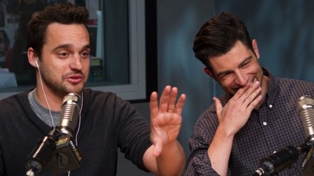 Bất ngờ với những nụ hôn ngẫu hứng trên màn ảnh - 7 Hồi đóng “New girl”, Jake Johnson đã “khoá môi” bạn diễn Max Greenfield nhiều đến mức nam diễn viên này phải thú nhận mình đã hôn Max Greenfield “nhiều hơn bất kì cô bạn gái nào đã từng hẹn hò trước đây”. Điều đáng chú ý là phần lớn những màn “khoá môi” này đều được thêm vào chứ không hề có trong kịch bản.