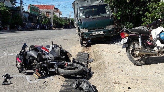 Xe tải gây tai nạn liên hoàn, 1 người chết, 2 người nguy kịch - 1 Hiện trường vụ tai nạn