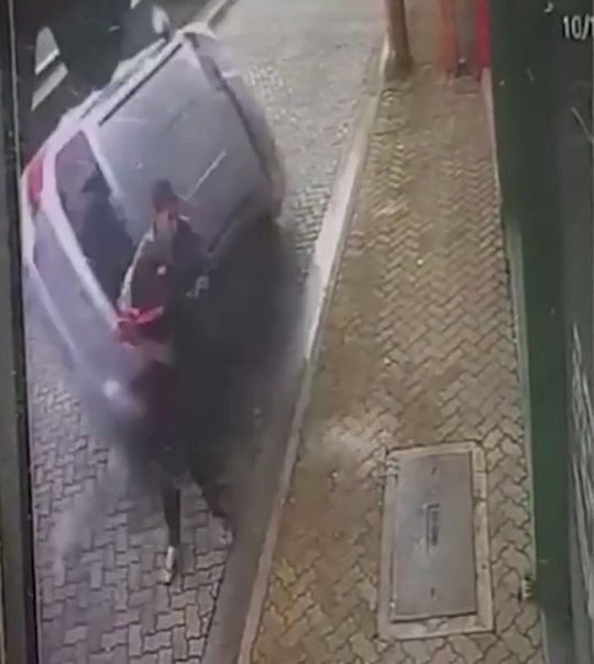 Ô tô phóng nhanh xém chút tông người đi đường do mất lái - 1