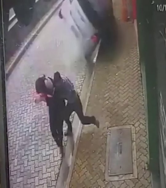 Ô tô phóng nhanh xém chút tông người đi đường do mất lái - 2